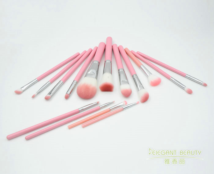 针对不同化妆技巧，应如何选择适合的草莓视频APP官网型号和大小？